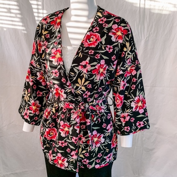 DYNAMITE Floral 3/4 sleeve Kimono - Picture 1 of 11